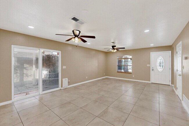 Foto del edificio - 3 bedroom, 2 bath single story home in Wes...