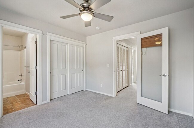 Building Photo - Wonderful and Cozy 2-Bedroom Condo in Excellent Hillsboro Location!