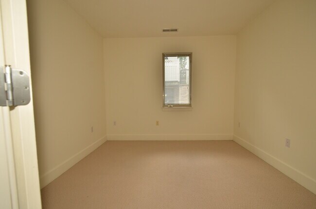 Building Photo - 242 Yardley Way