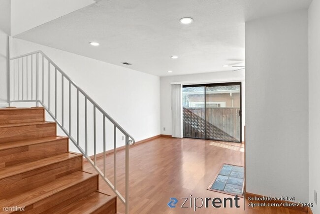 Building Photo - 2 br, 2.5 bath Townhome - 1494 Douglas St,...