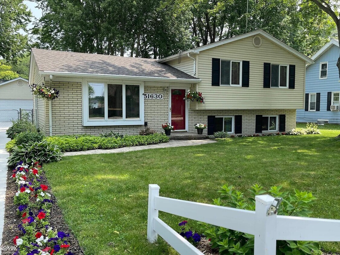 51630 Washington St, New Baltimore, MI 48047 House Rental in New
