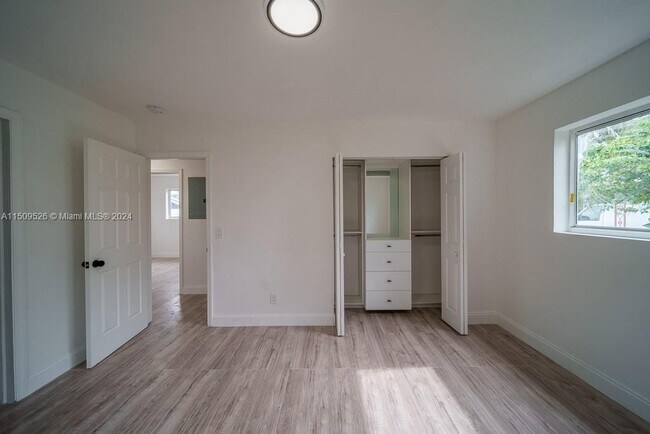 Building Photo - 1051 Park Dr