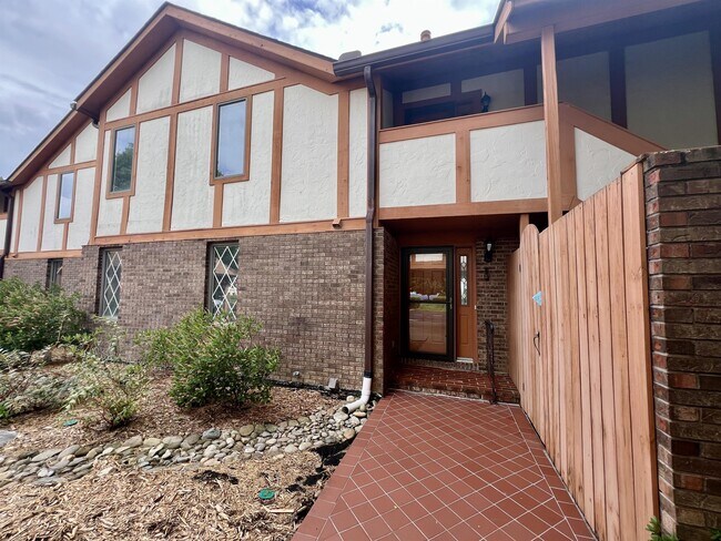 Building Photo - 1402 Fleetwood Plaza