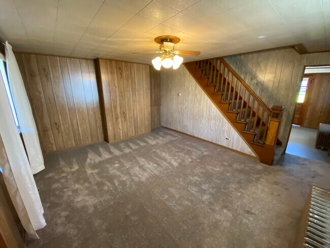 Livingroom - 6837 Low St
