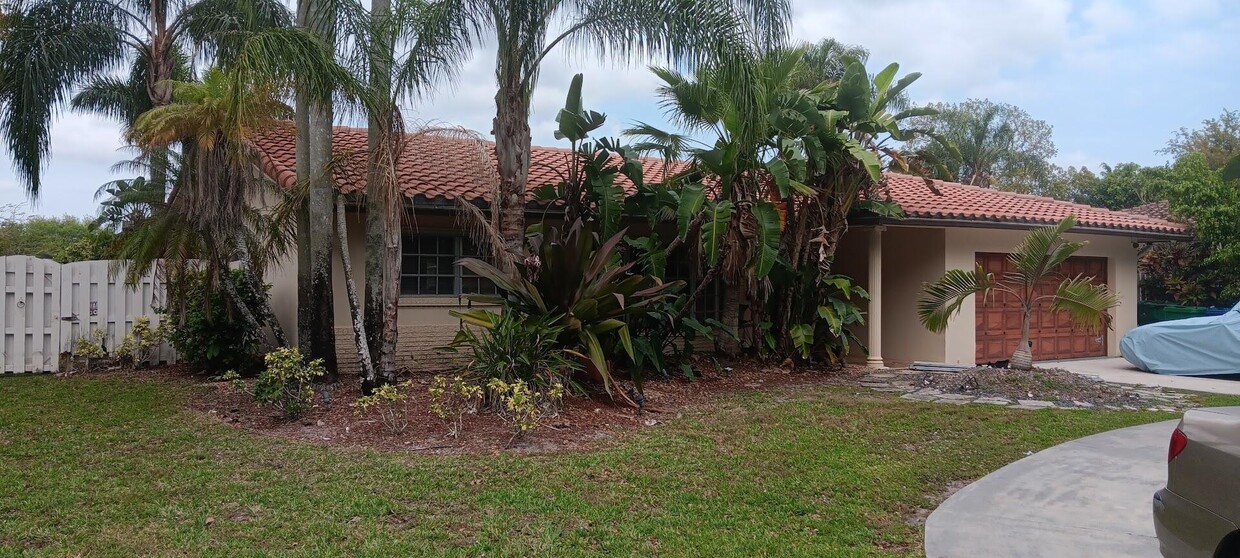 Foto principal - 3720 Coral Hills Dr