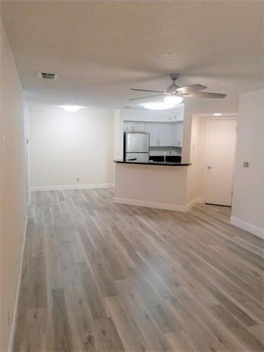 Foto del edificio - 3345 Pinewalk Dr S