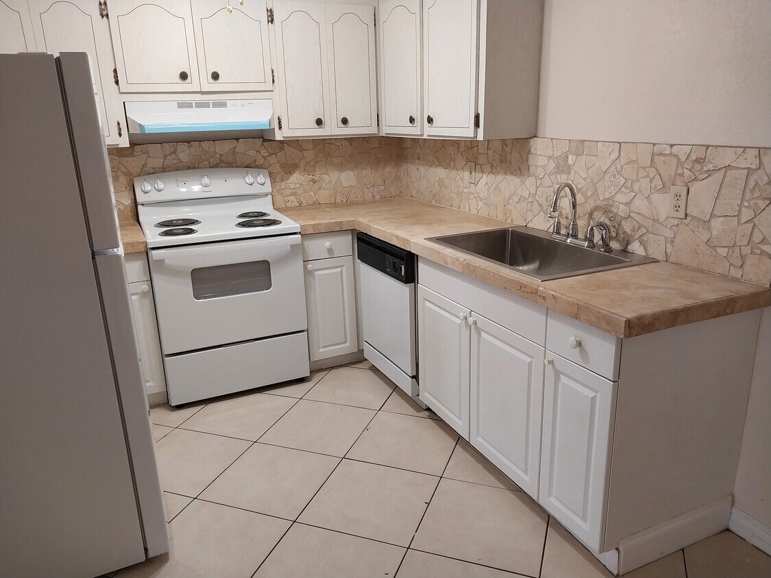 1241 SE 2nd St, Deerfield Beach, FL 33441 Apartments in Deerfield