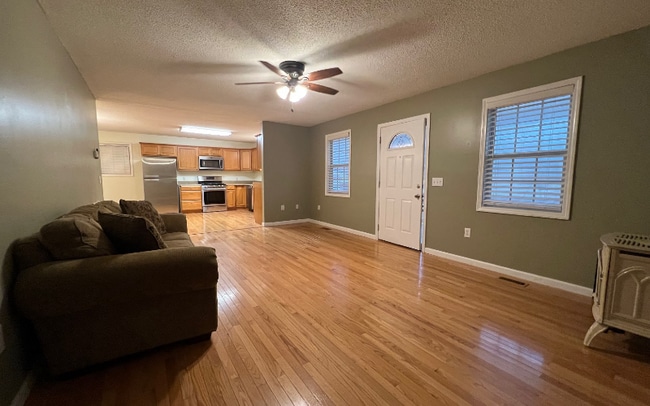 Building Photo - 413 Lake Forest Dr