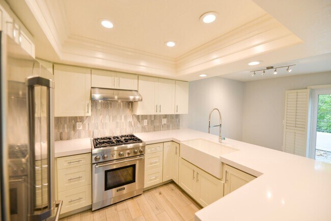 Foto del edificio - Fully Remodeled unit in the beautiful gate...