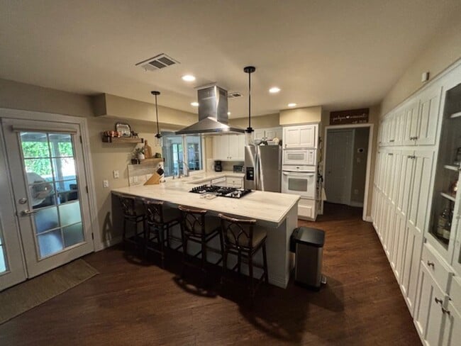 Building Photo - Stockdale Country Club 3 Bedroom Home with Paid Solar, Sunroom, RV Parking, and Ample Storage