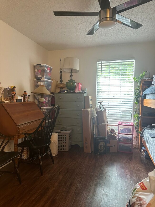 Building Photo - 2 bedroom, 1 Jack-and-Jill bath located on...