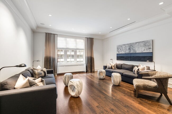 Foto del edificio - 220 E Walton Pl