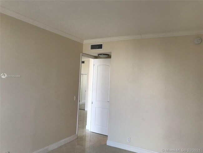 Building Photo - 100 Bayview Dr