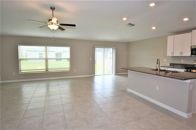 Foto del edificio - Like New 4 Bedroom Home