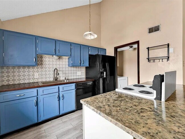 Foto del edificio - 2 Bed, 2 Bath Townhome | 1,600 Sq Ft | Near 52nd Gate