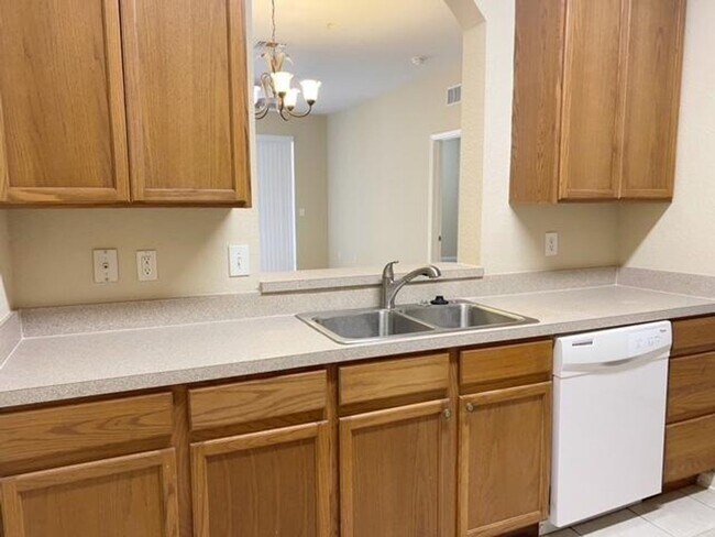 Building Photo - Spacious 3/2 Condo with Pond View!