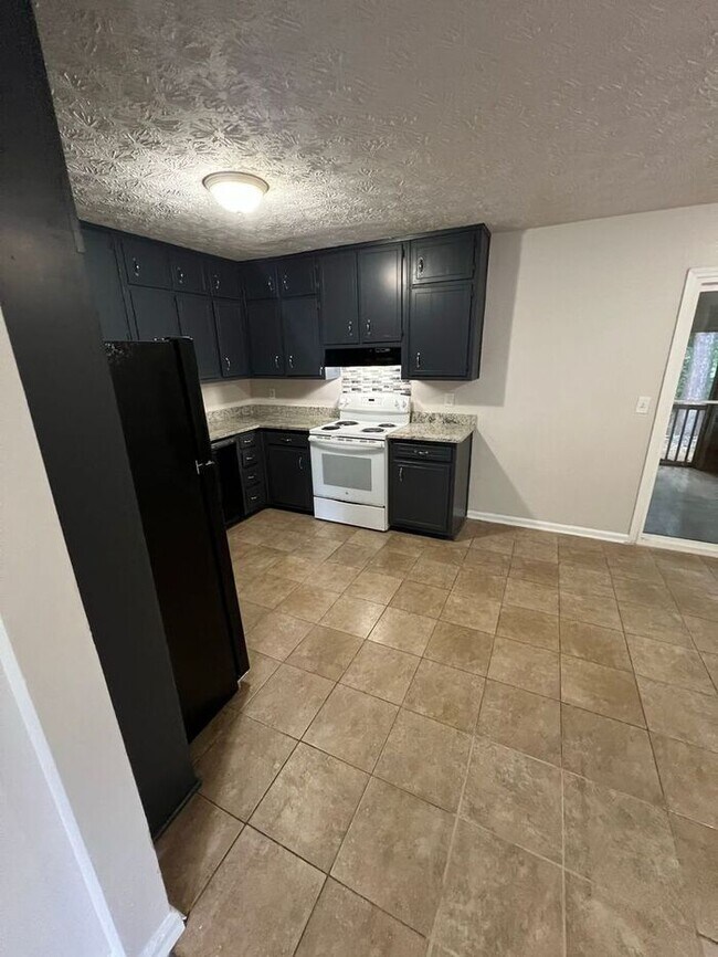 Foto del edificio - Spacious 2-Bedroom Townhome with Screened-In Porch!