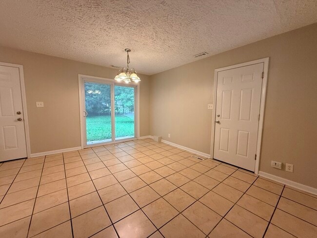 Building Photo - 1004 Oakland Dr