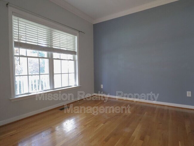 Foto del edificio - 9006 Birdsong Creek Ct
