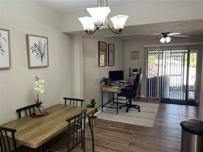 Foto del edificio - 4114 Woodlark Dr