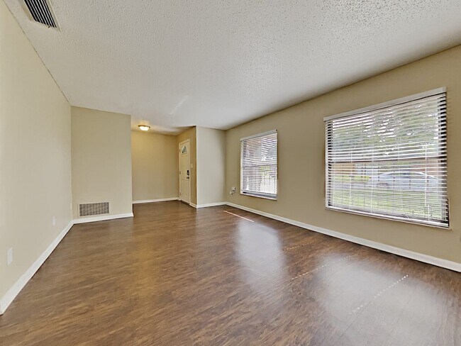 Building Photo - 206 Lochinvar Dr