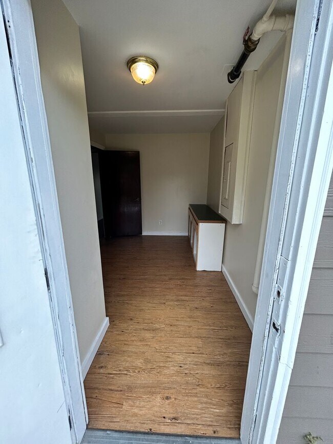 Foto del edificio - 529 W River Rd