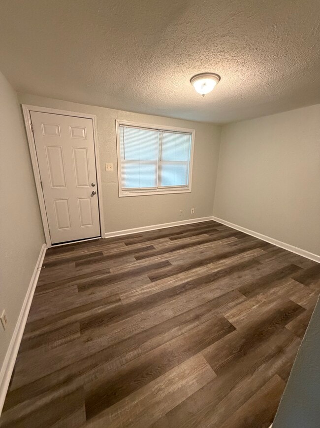 Living Room - 505 Davis Ave