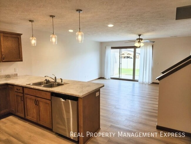 Foto del edificio - 3 Bedroom 2.5 Bathroom Townhome