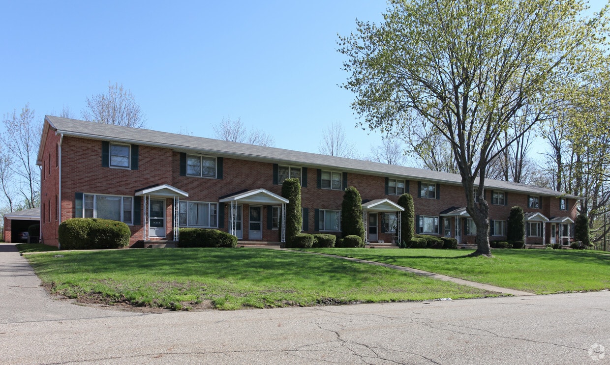 Bexley Townhomes Rentals in Canton at 3600 Martindale Rd NE Canton, OH