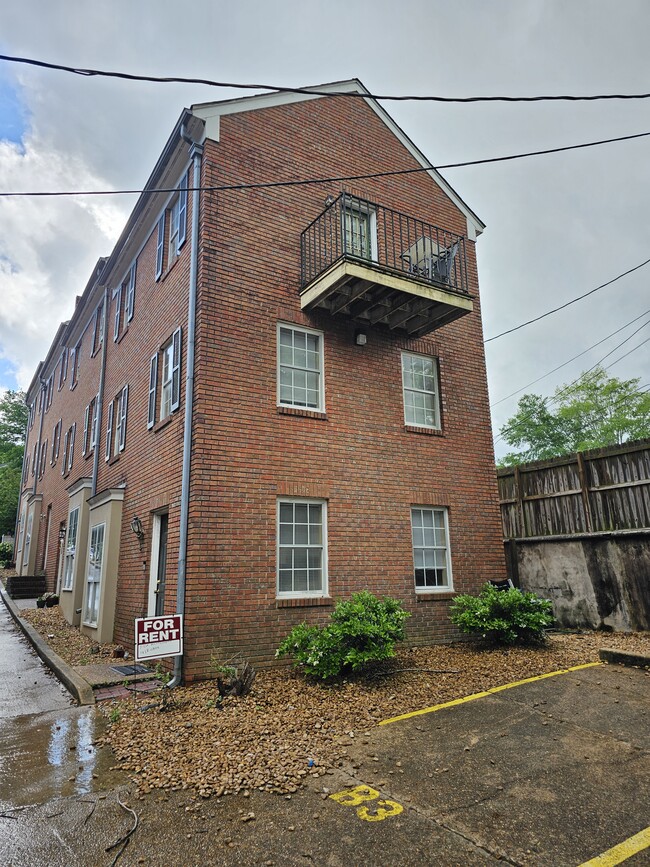 Building Photo - 613 University Dr