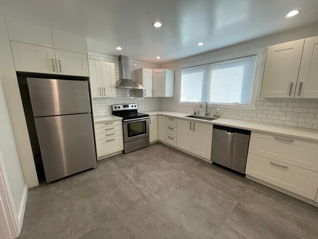 Foto del edificio - Beautiful natural light filled single fami...