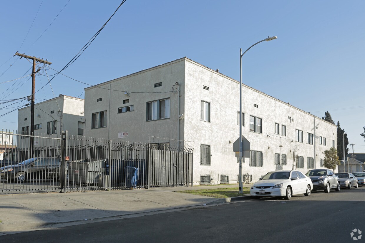 1051-1057 W 42nd Place - 1051-1057 W 42nd Pl