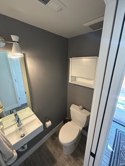 Medio baño de entrada - 25 S Washington St