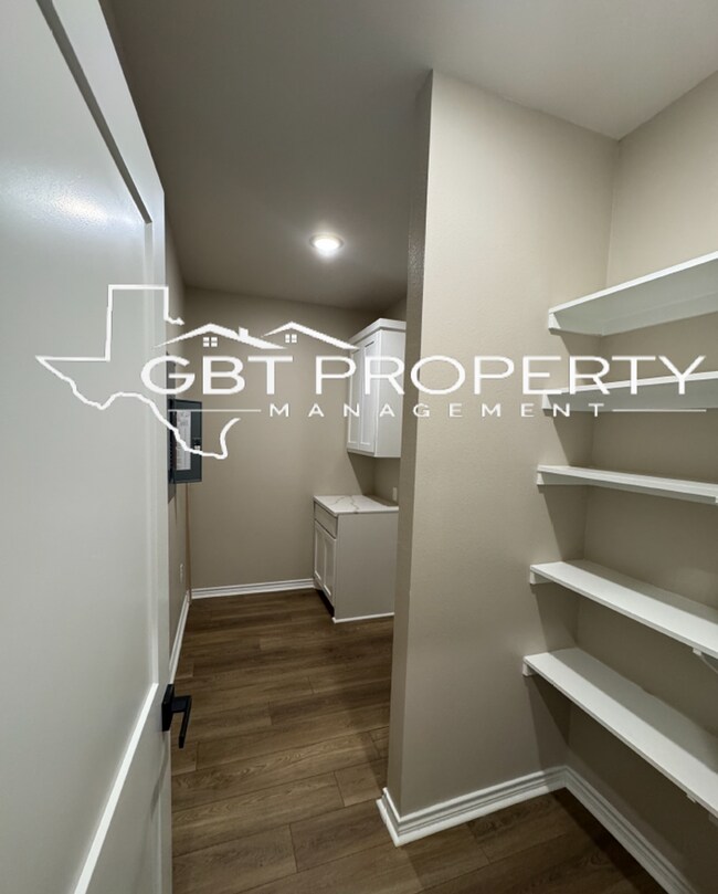 Foto del edificio - Brand New Apartments!!  2 Bedroom 2 Bath!