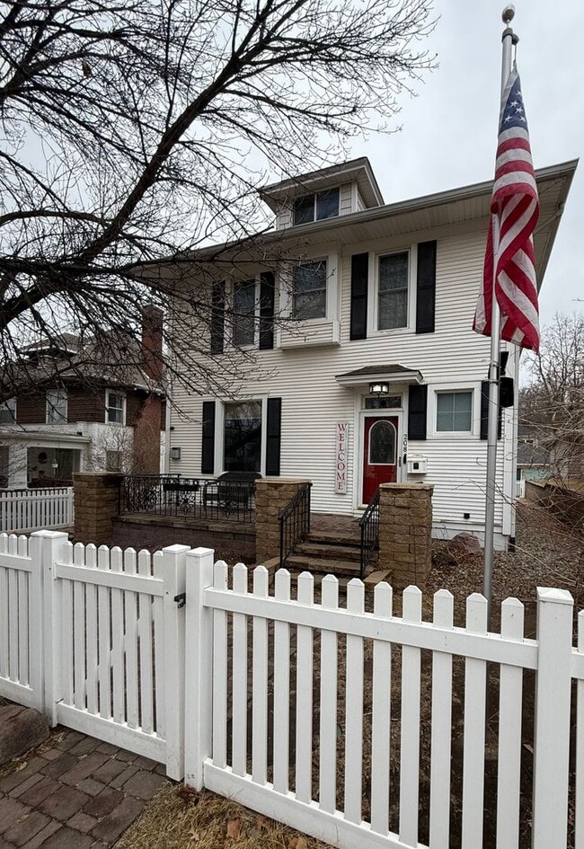 Building Photo - 208 5th Ave