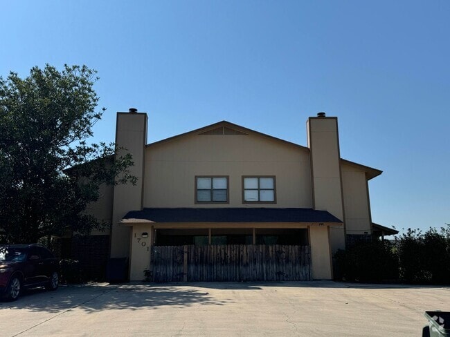 Building Photo - 1701 Cedarview Cir
