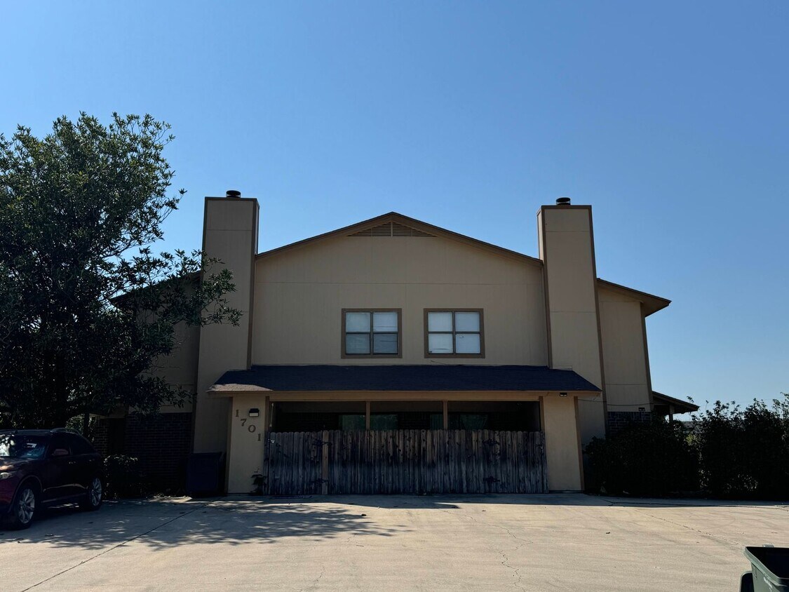 Primary Photo - 1701 Cedarview Cir