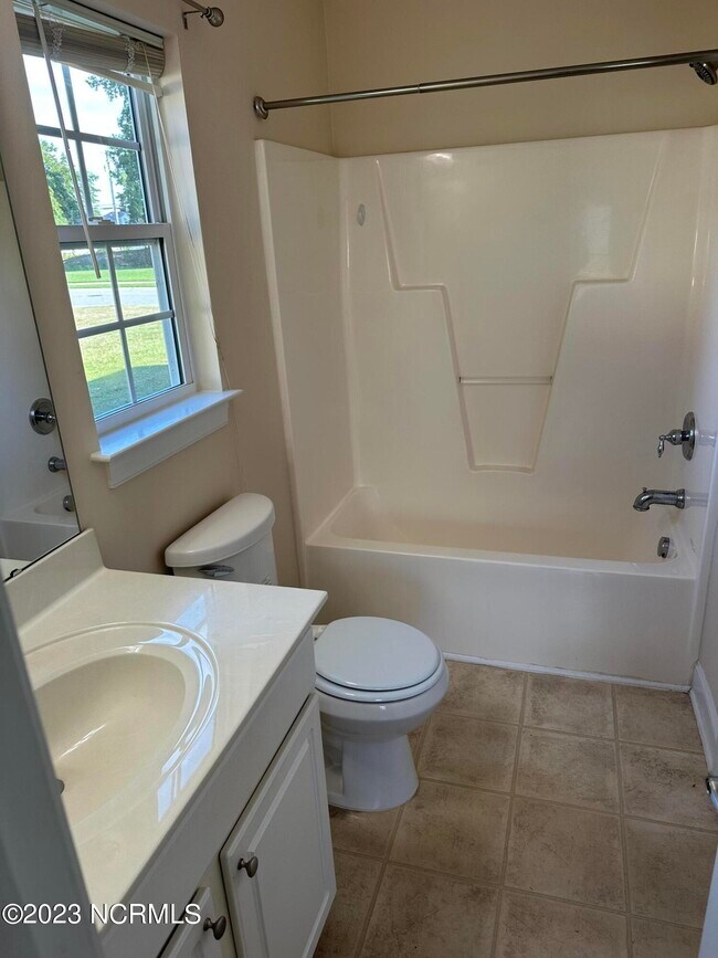 Building Photo - 389 Tamarack Dr