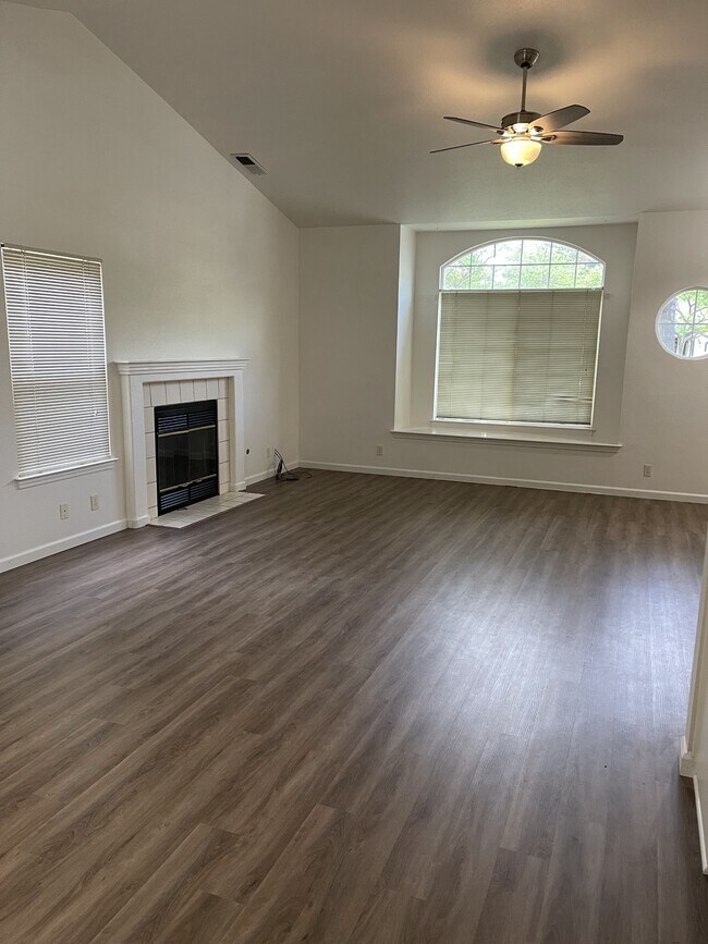 Building Photo - 819 Black Walnut Way