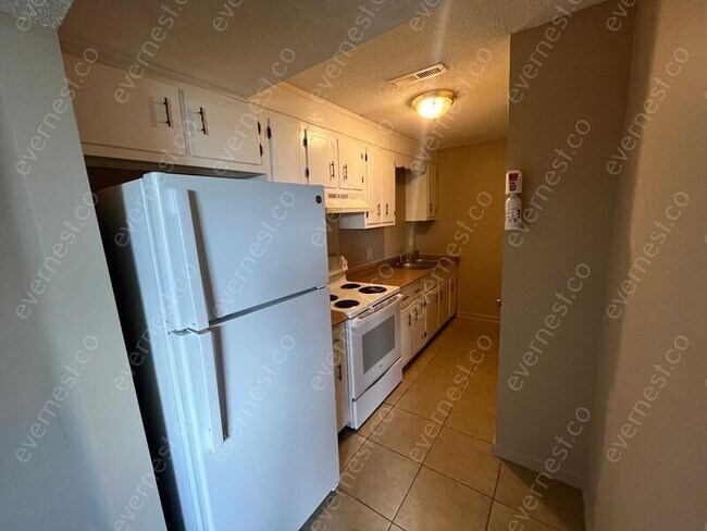 Building Photo - 7611 Holiday Hills Dr