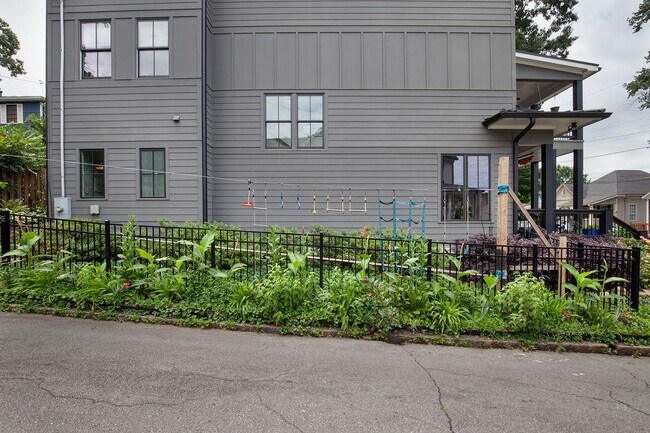 Foto del edificio - Stunning 4/3.5 Home in Highly Sought-After Area w/ 1300 Sq Ft of Outdoor Space!