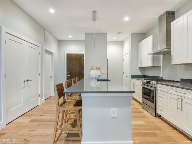 Foto del edificio - 1 br, 1 bath Condo - 319 E 16th St Unit 308
