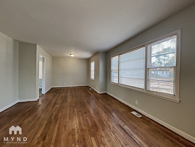 Foto del edificio - 1245 Rose Lynn Ln