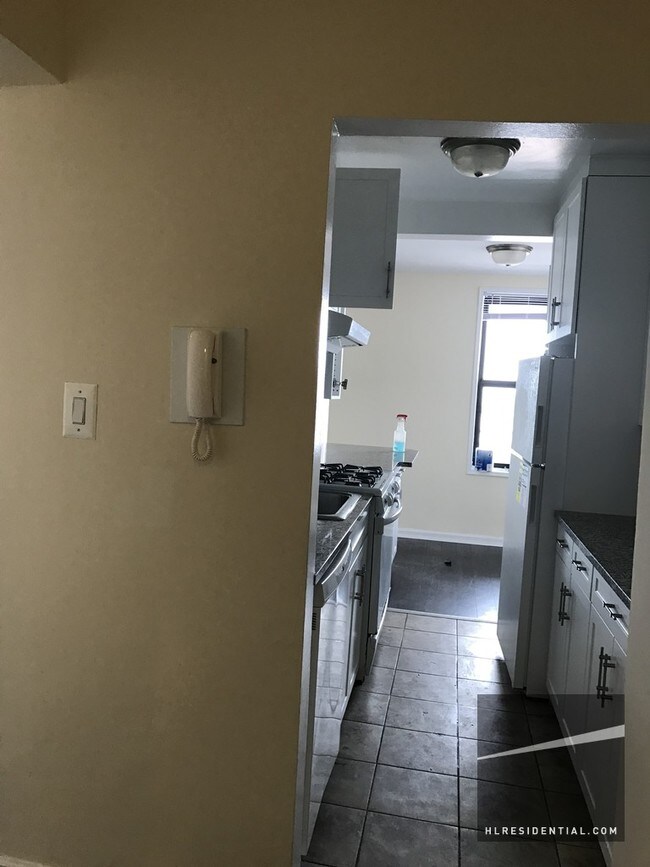 Foto del edificio - 3205 Emmons Ave