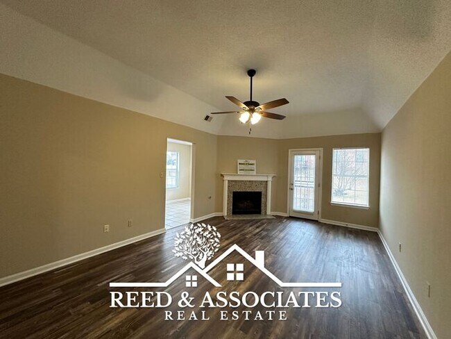 Foto del edificio - 4 Bedroom + BONUS Located in Quiet Cove!