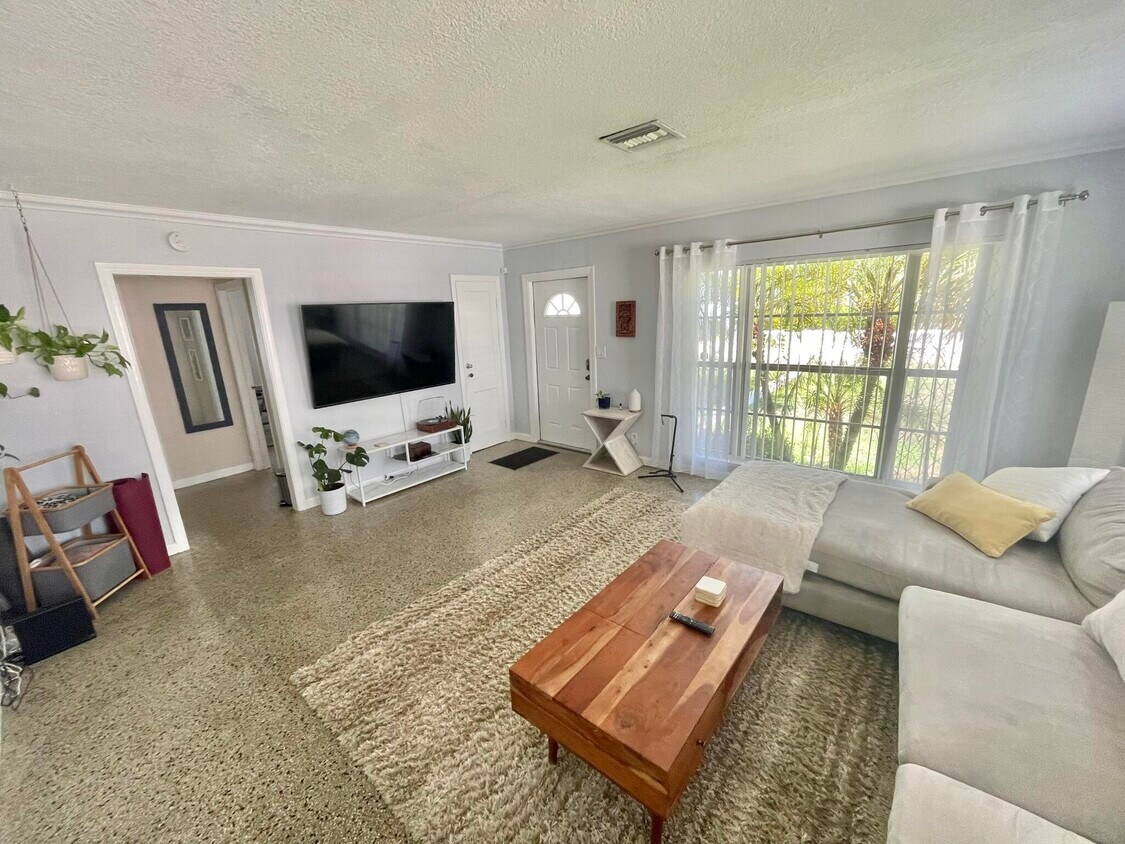 Foto principal - 803 NE 7th Ave
