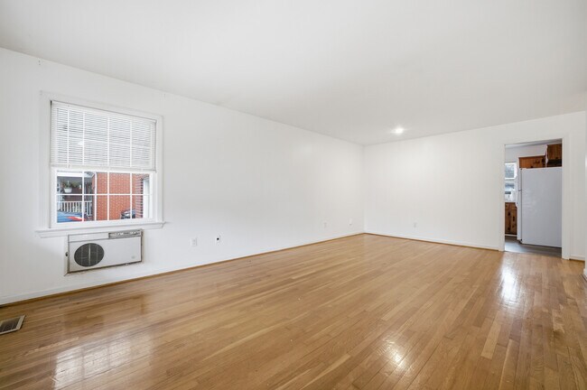 Building Photo - 207 Roberta Dr