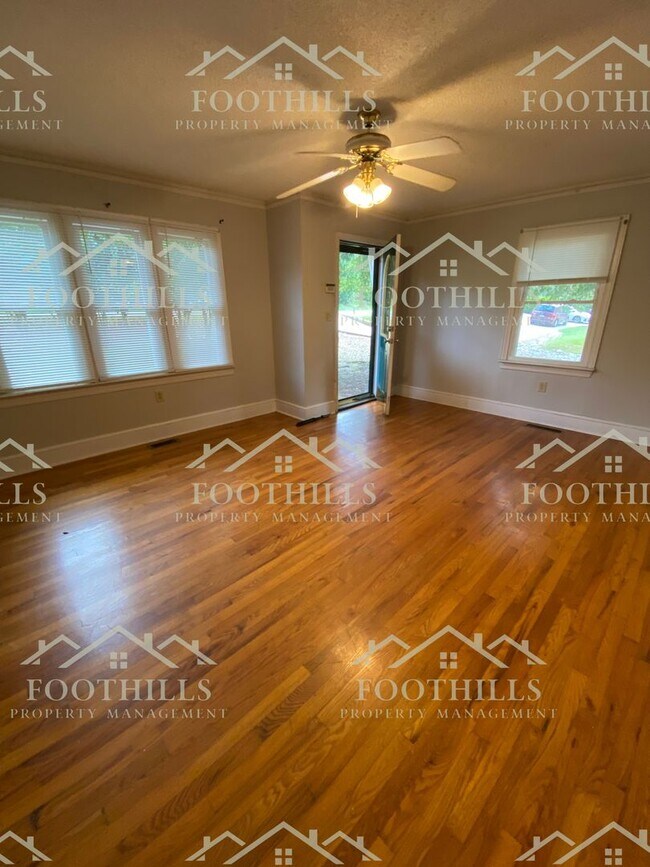 Foto del edificio - Two-bedroom One-bathroom home located in c...