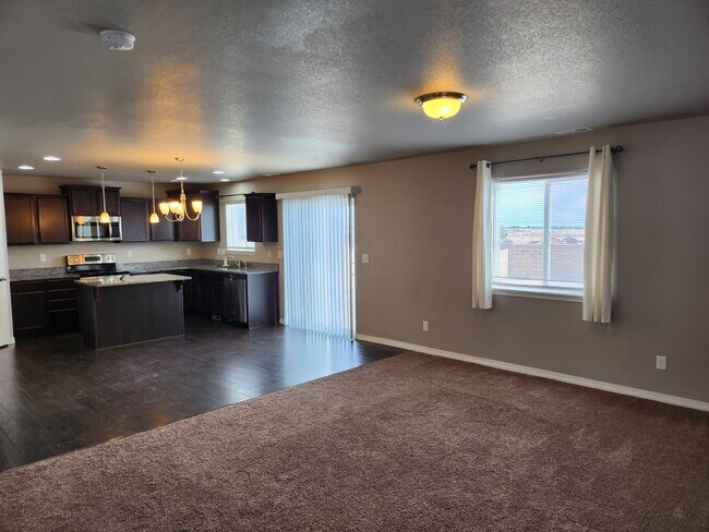 Foto del edificio - BEAUTIFUL 3BD HOME with A/C in TRAILS at F...