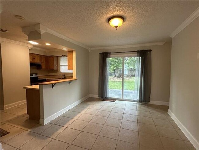 Foto del edificio - Three Bedroom, Two Bath